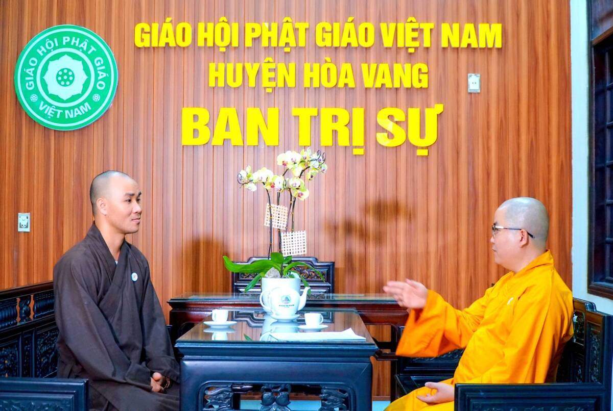 TT.Thích Huệ Chấn (bên phải ảnh) với “Bài học từ Khiêm Cung”