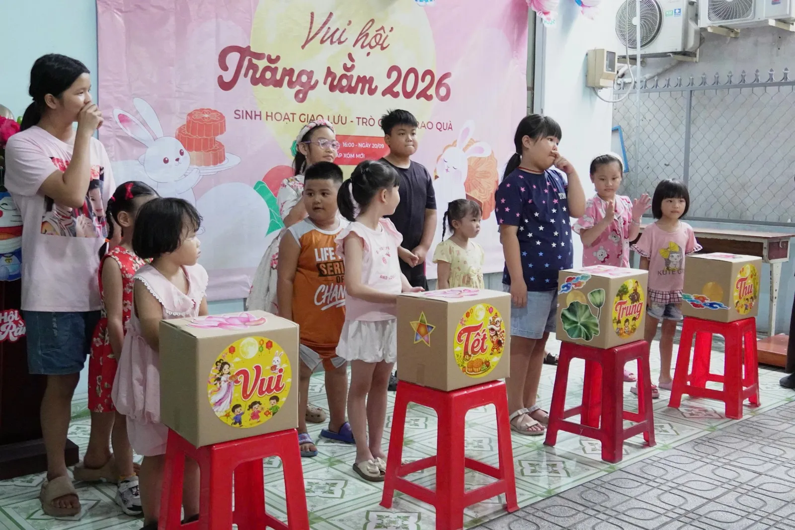 Các em thiếu nhi ấp Xóm Mới tham gia trò chơi tại Vui hội Trăng rằm 2026 của Vườn Sala