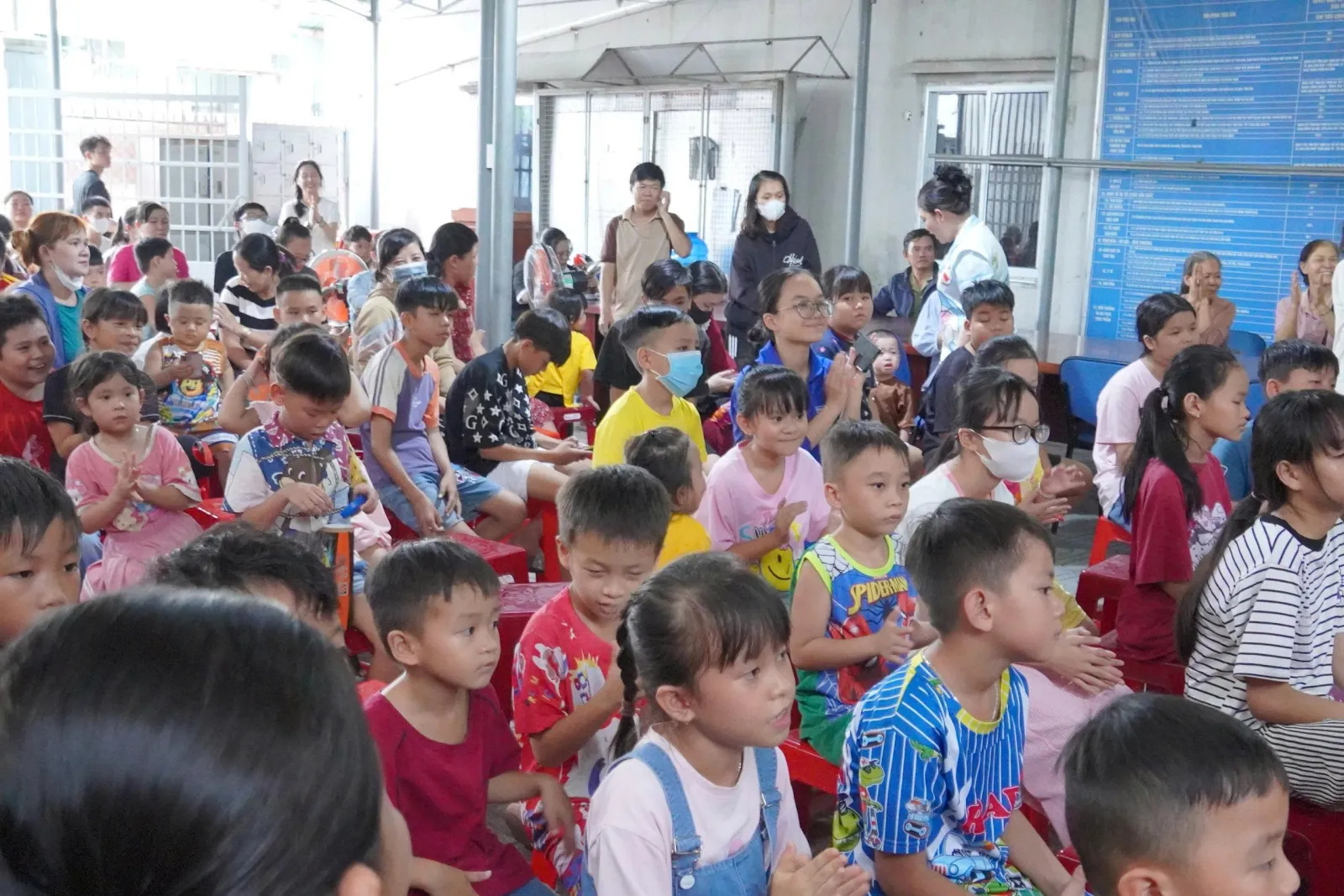 Xóm Mới 村众多家长和孩子参加活动