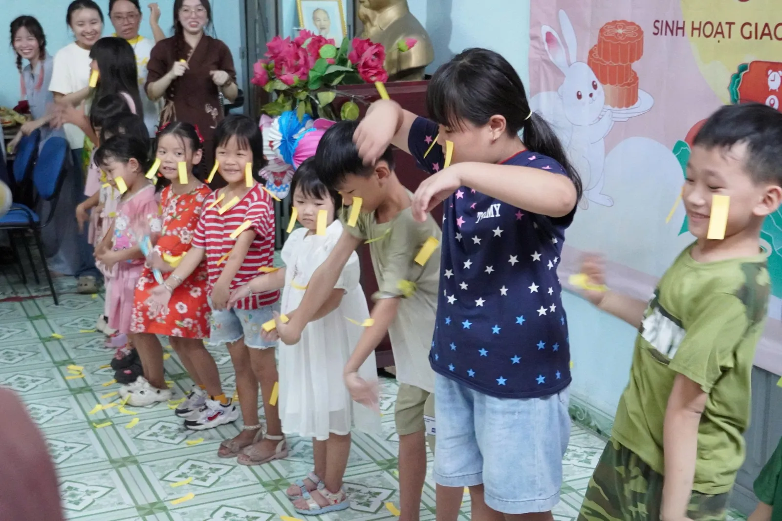 孩子们在中秋活动中玩集体游戏