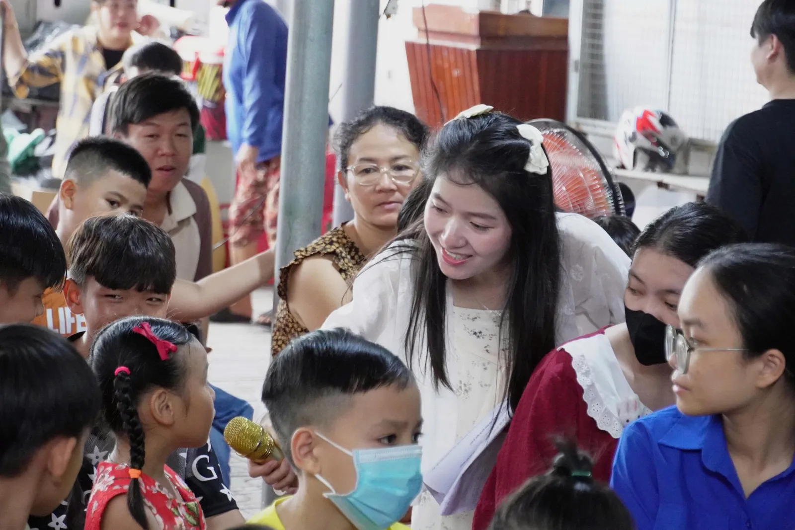Vườn Sala 志愿者与孩子们交谈