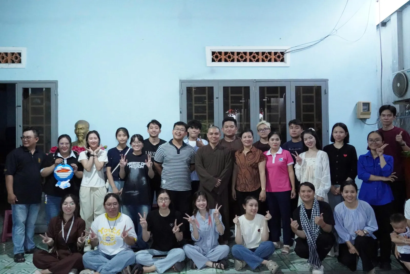 与 Vườn Sala 志愿者和佛教信众合影留念