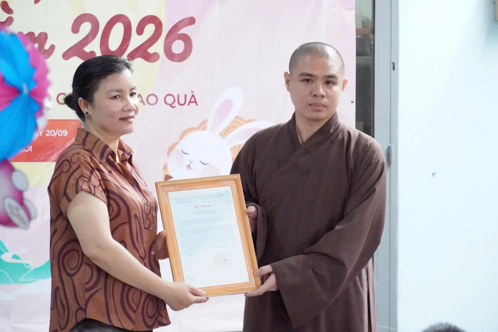 在2026月圆欢乐会(Vui hội Trăng rằm 2026)上递交一份装框文件