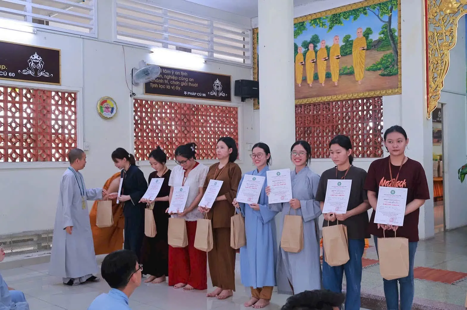 Khóa sinh Khóa tu Theo Dấu Chân Bụt (Lần 2) nhận quà tại chánh điện