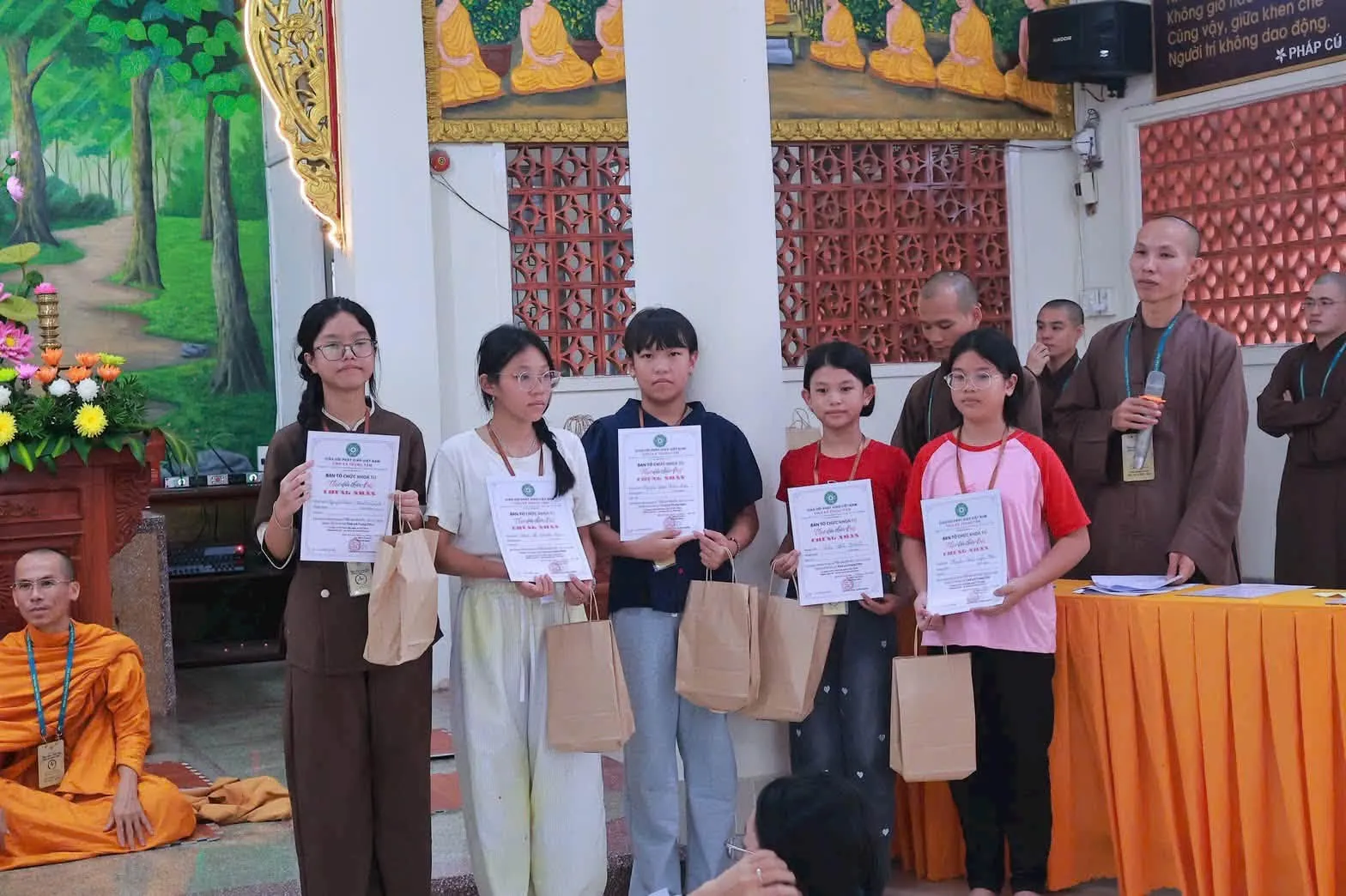 Các bạn khóa sinh nhỏ tuổi nhận quà tại khóa tu