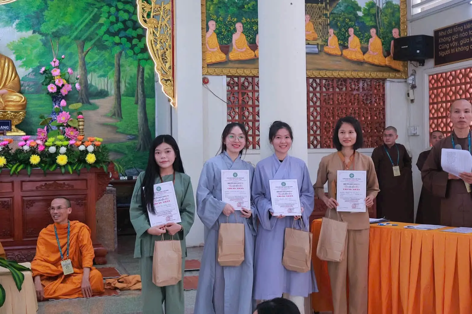 Khóa sinh nhận quà tại chánh điện Tịnh xá Trung Tâm