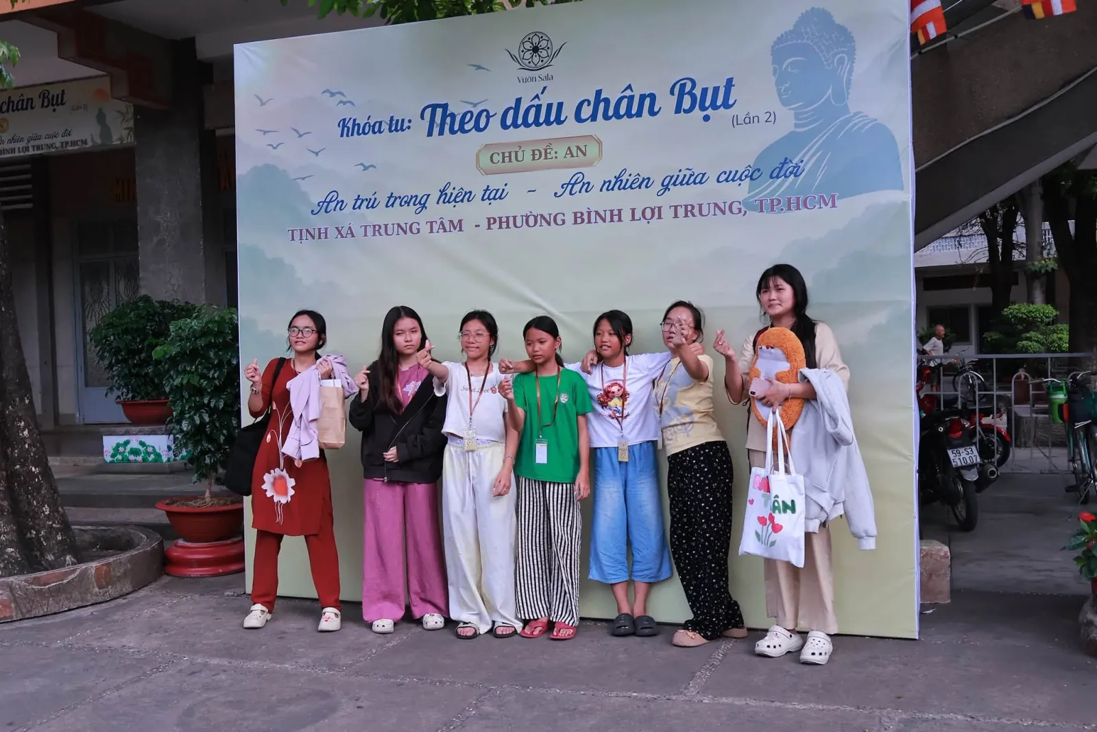学员们在“Theo Dấu Chân Bụt”禅修营(第二届)“安”主题背景板前