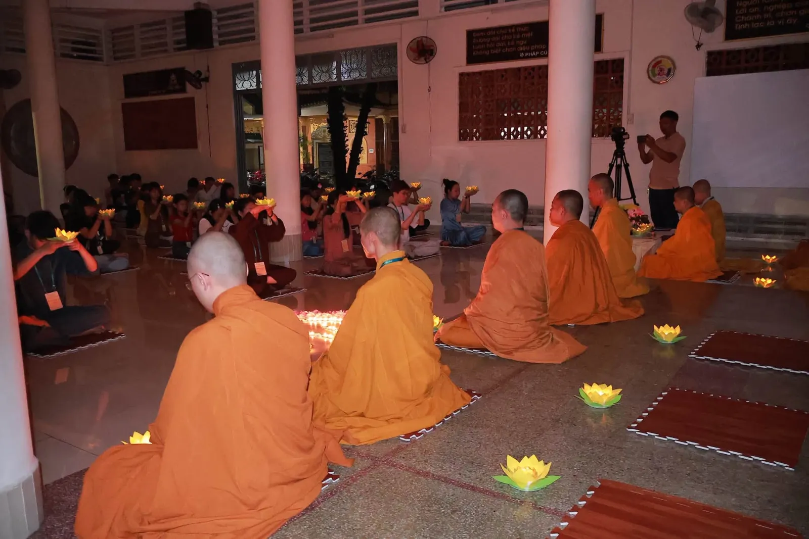 Chư Tăng và khóa sinh ngồi thiền buổi tối bên những ngọn nến hoa sen tại Khóa tu Theo Dấu Chân Bụt (Lần 2)