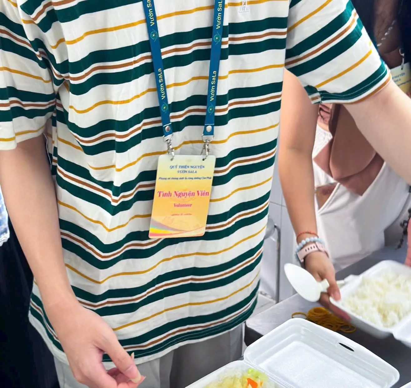 Thẻ đeo của tình nguyện viên ghi “Quỹ Thiện Nguyện Vườn Sala – Tình Nguyện Viên – Volunteer”