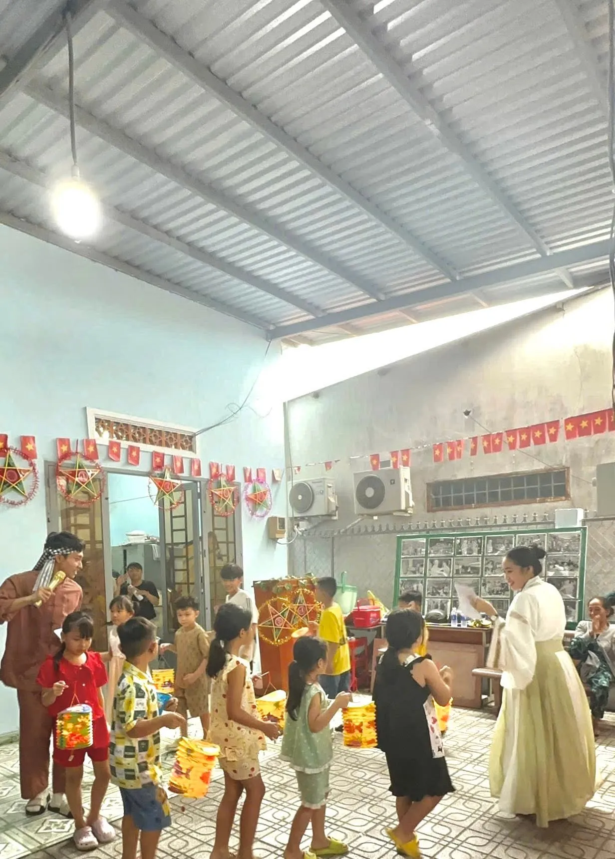 孩子们提着灯笼与主持人一起绕圈行走
