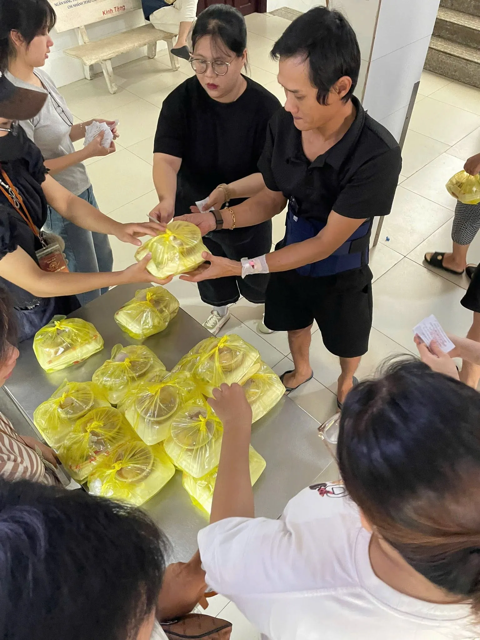 志愿者们把餐食递给一位男士