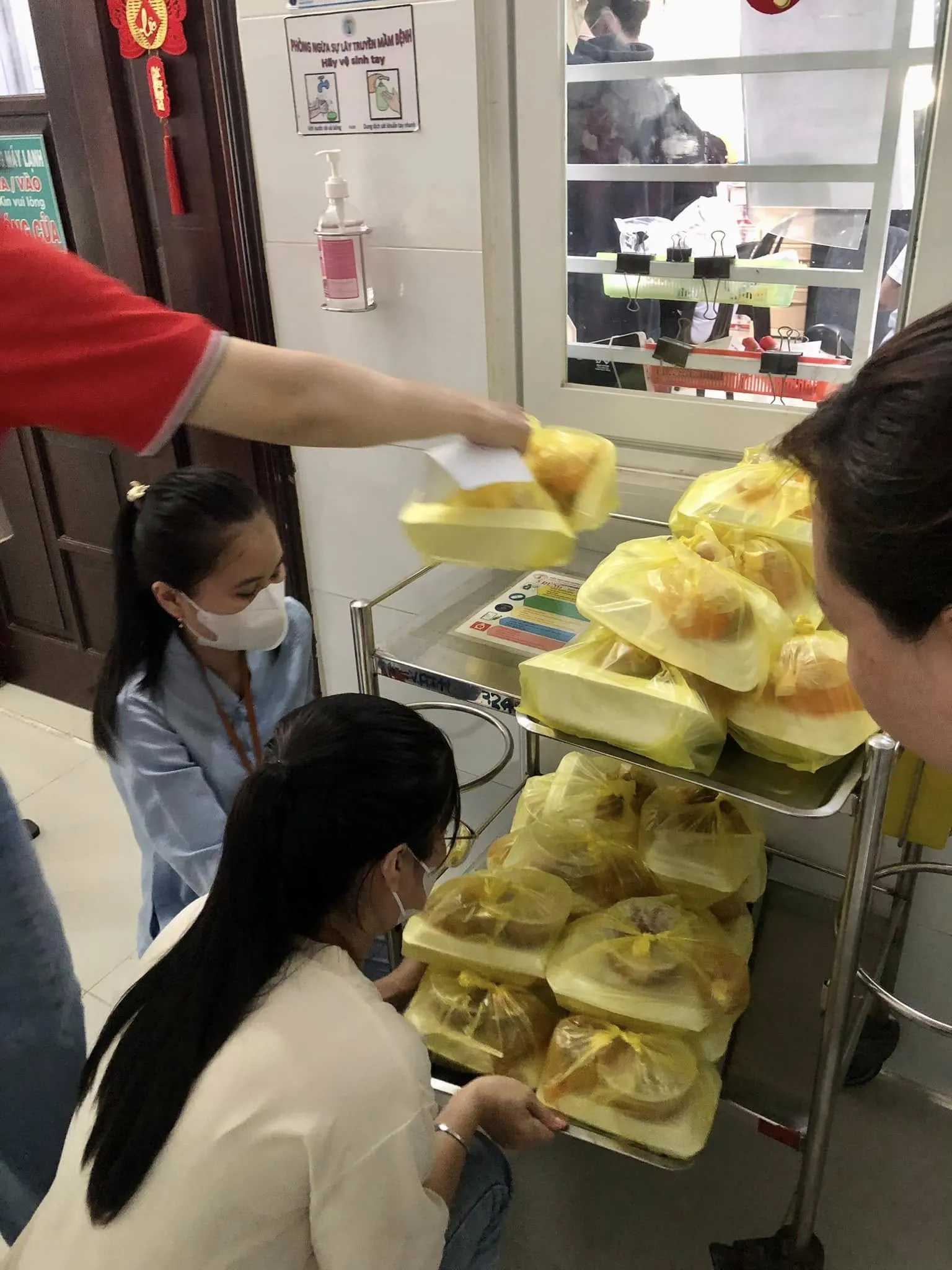 志愿者们把一袋袋餐食放上推车