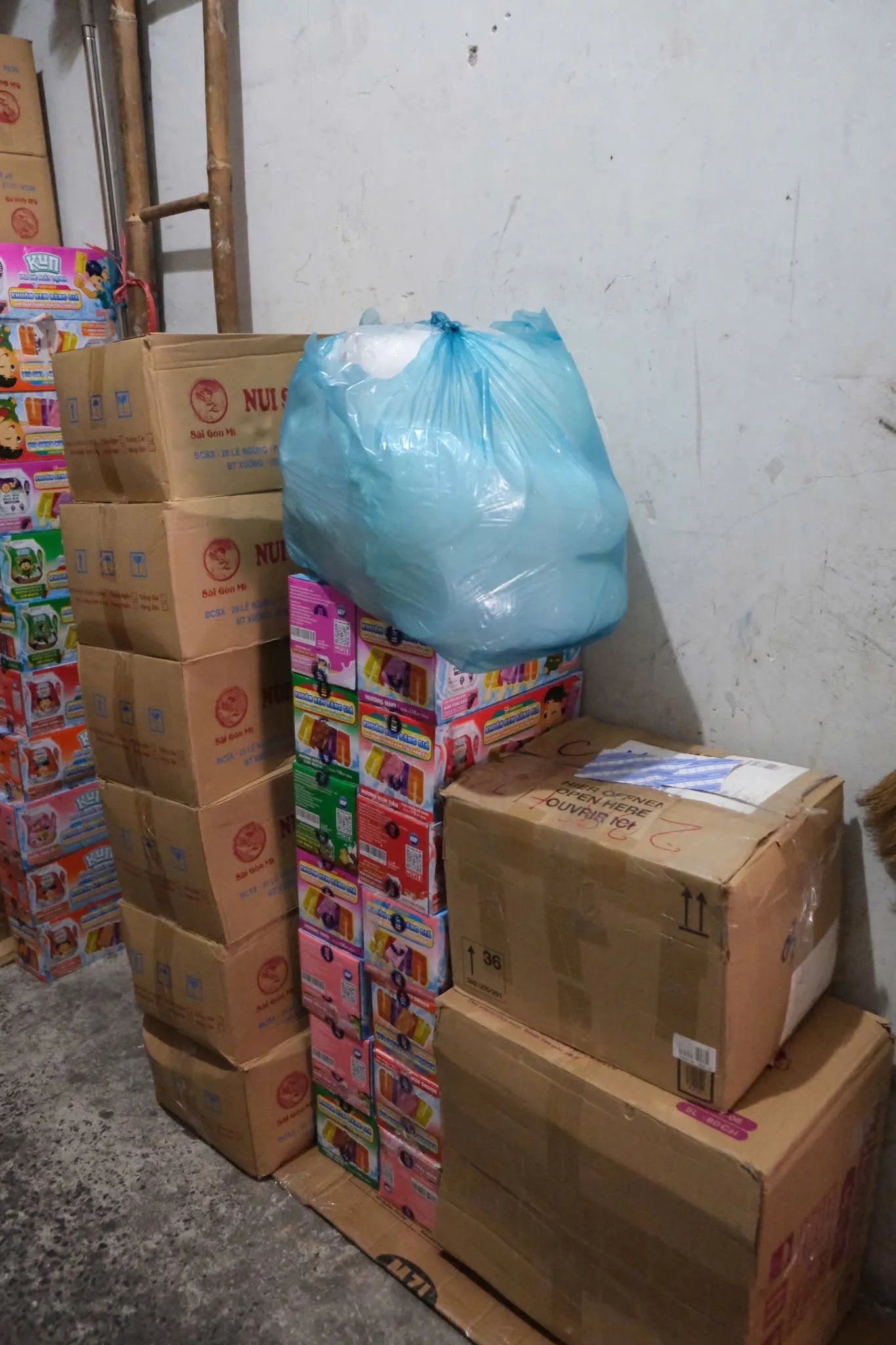 为活动准备的成箱物资和礼品袋靠墙堆放
