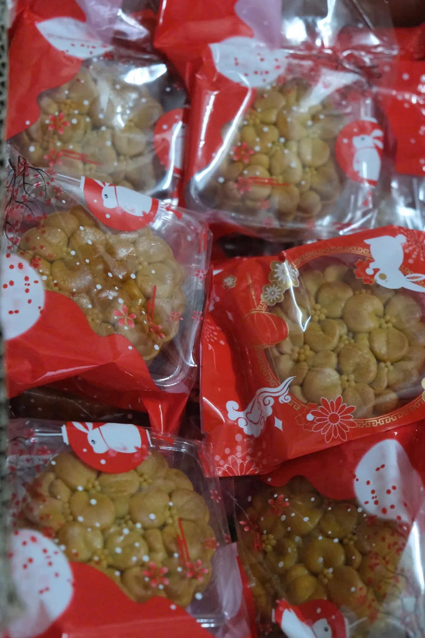 装在红色包装袋里的月饼