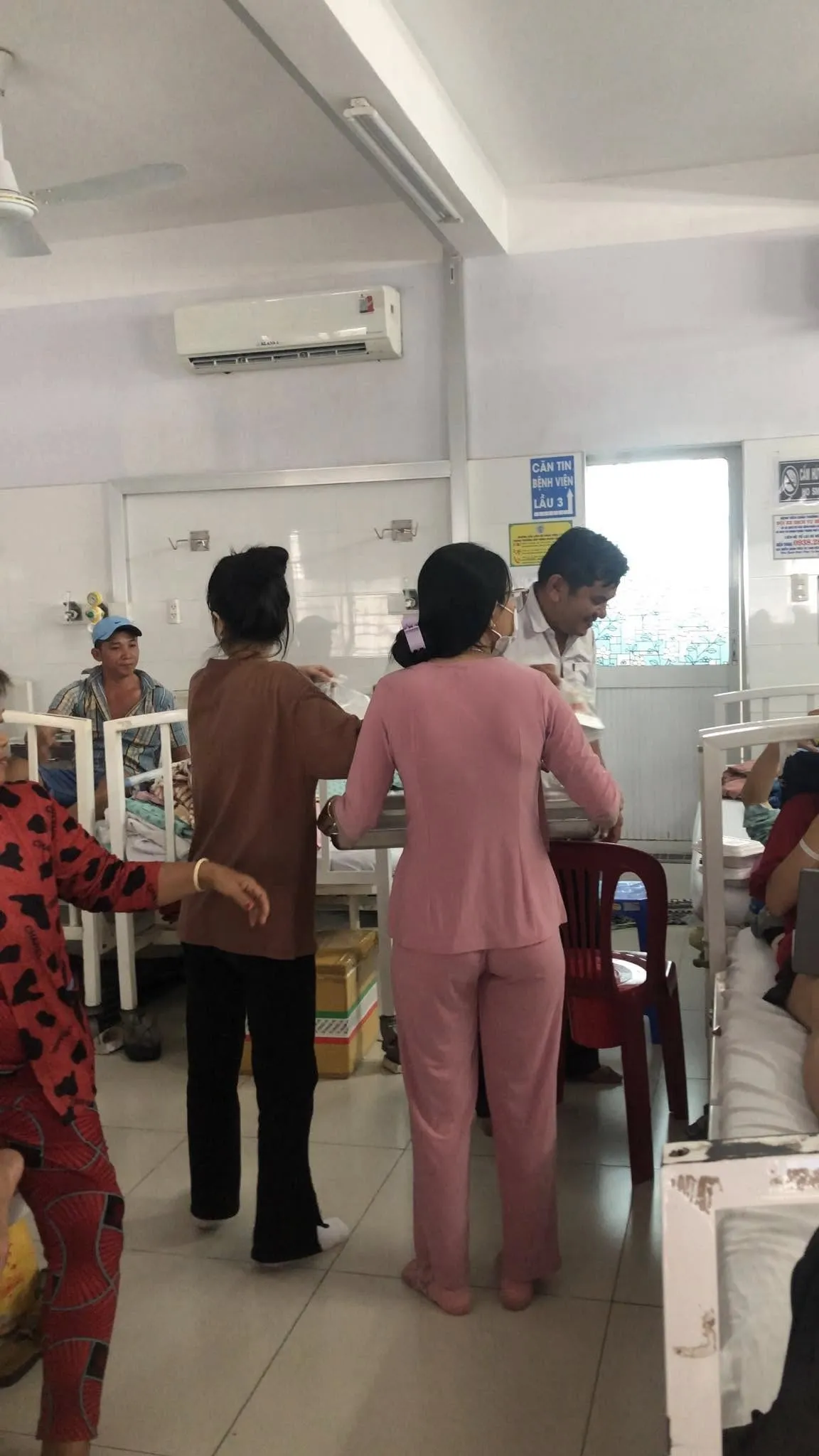 志愿者们在病房里为病人分发餐食