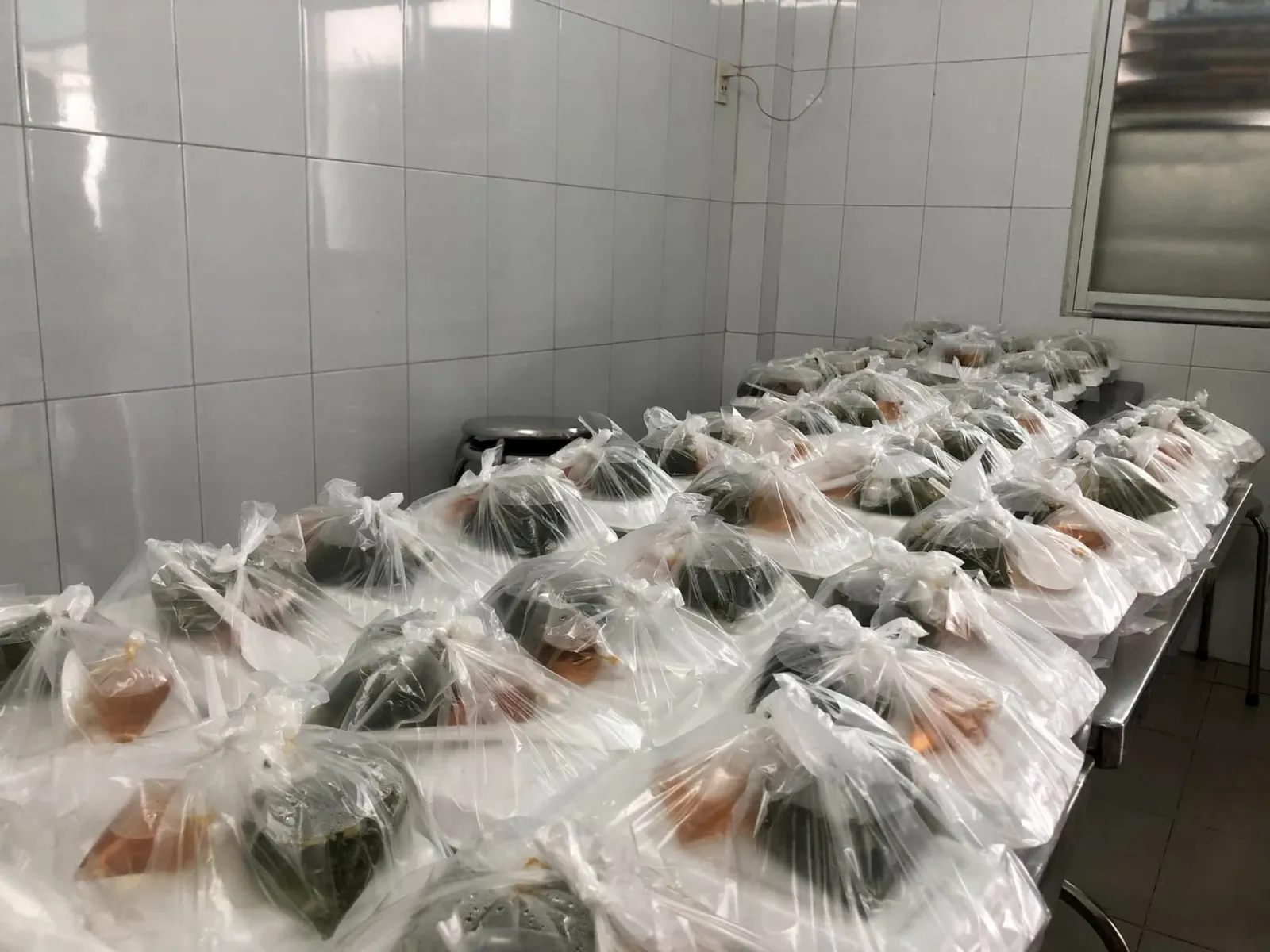 装在泡沫餐盒里、套好袋子的午餐摆满了桌面