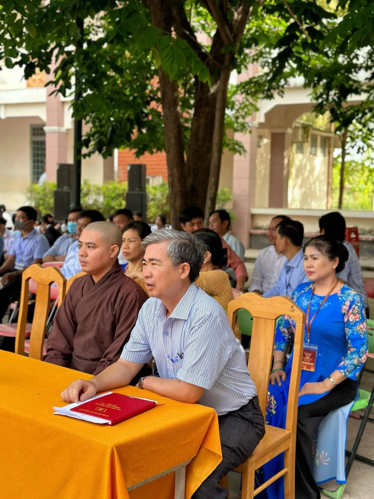身着褐色僧袍的法师与来宾们一同出席典礼