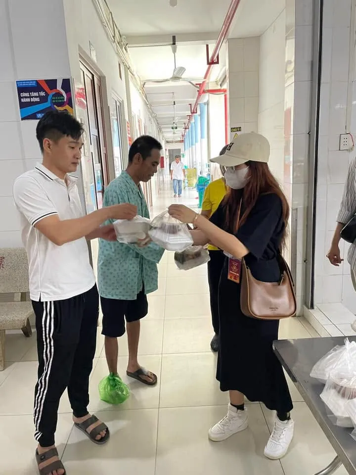 一位志愿者把餐食递给前来领取的人们