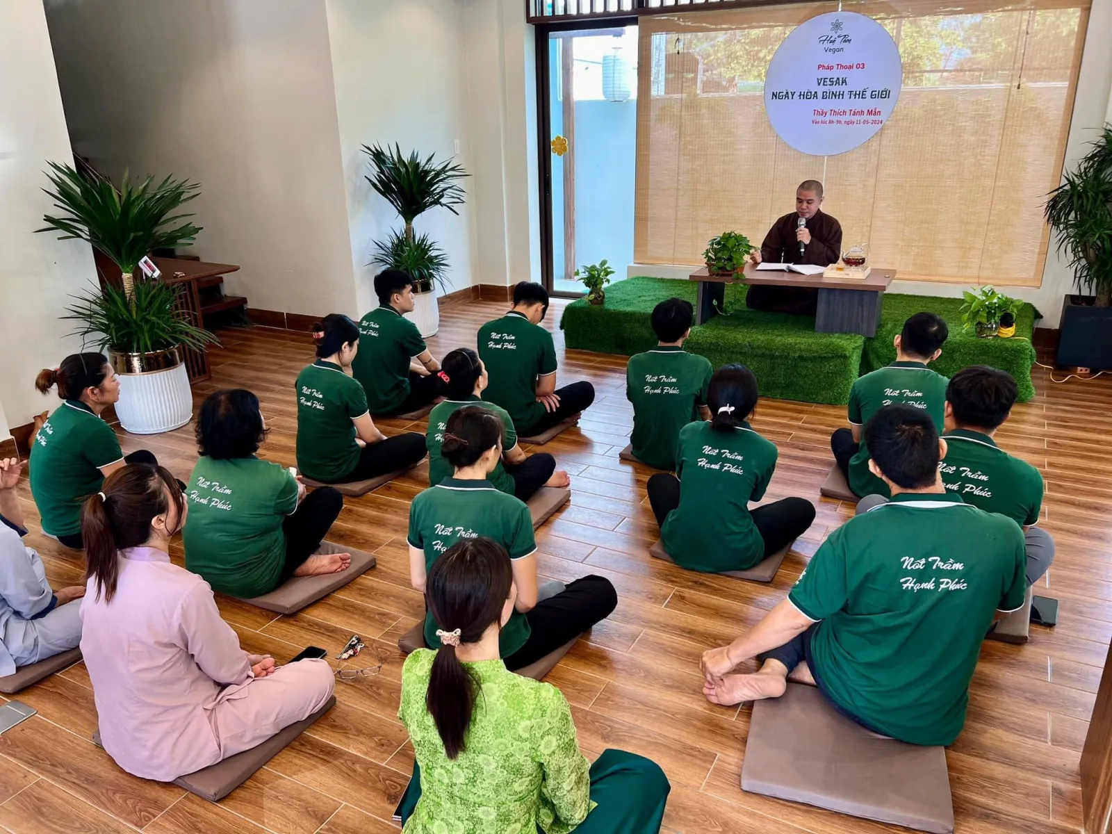 Đại chúng ngồi trên bồ đoàn hướng về Thầy trong không gian nhà hàng