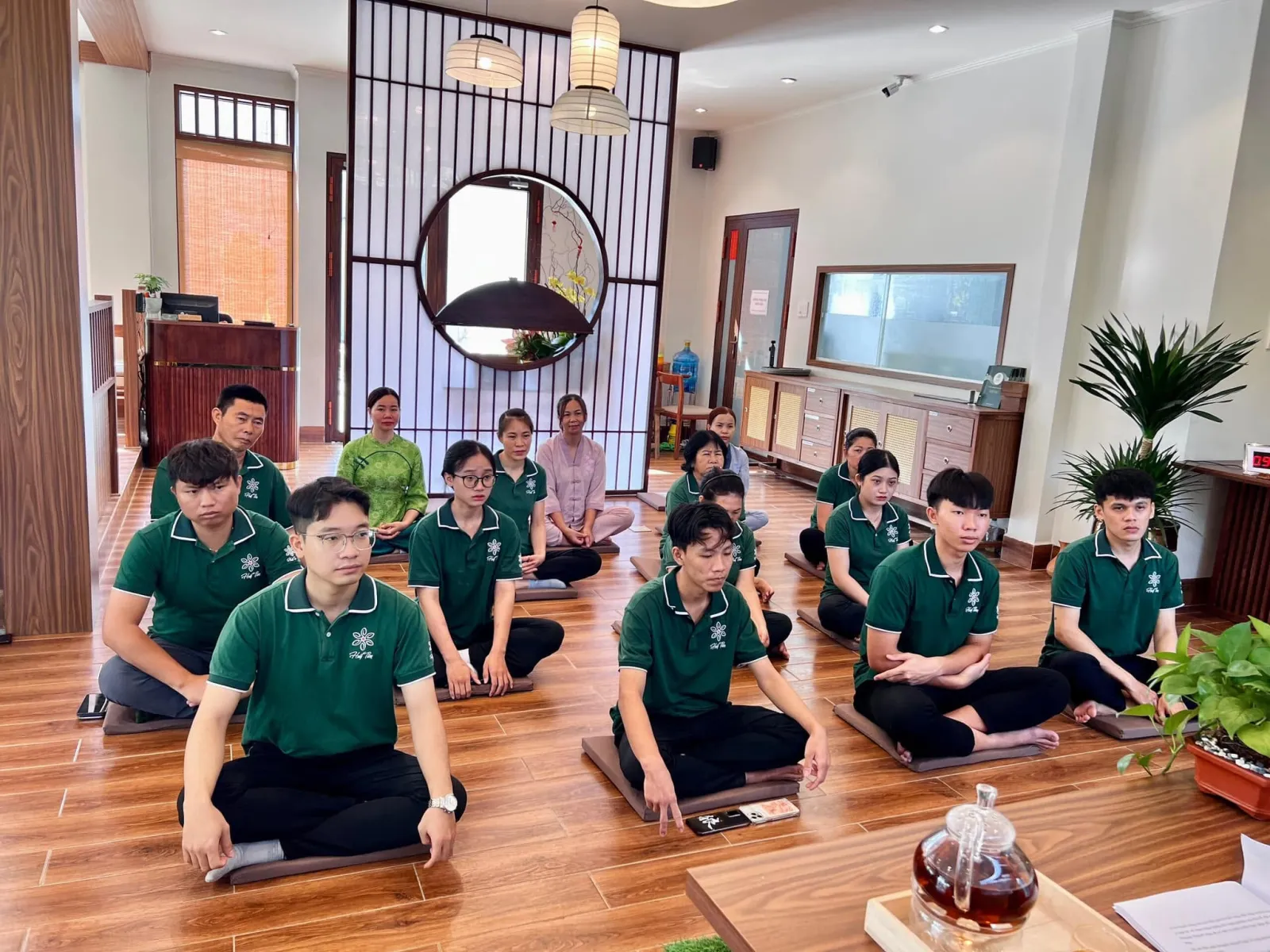 Đại chúng ngồi thiền trên bồ đoàn