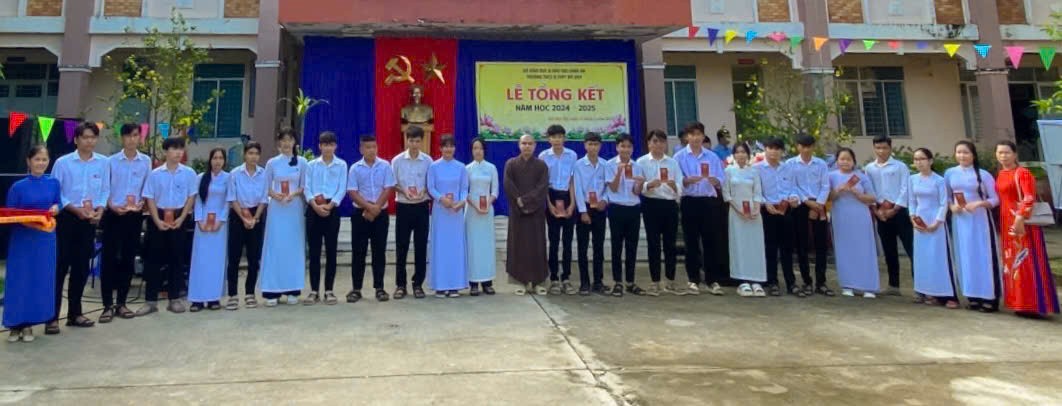 Quỹ thiện nguyện Vườn Sala phát học bổng tại trường THCS và THPT Mỹ Quý (Long An)