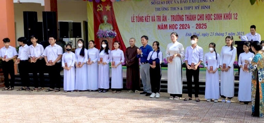 Quỹ thiện nguyện Vườn Sala phát học bổng tại trường THCS và THPT Mỹ Bình (Long An)