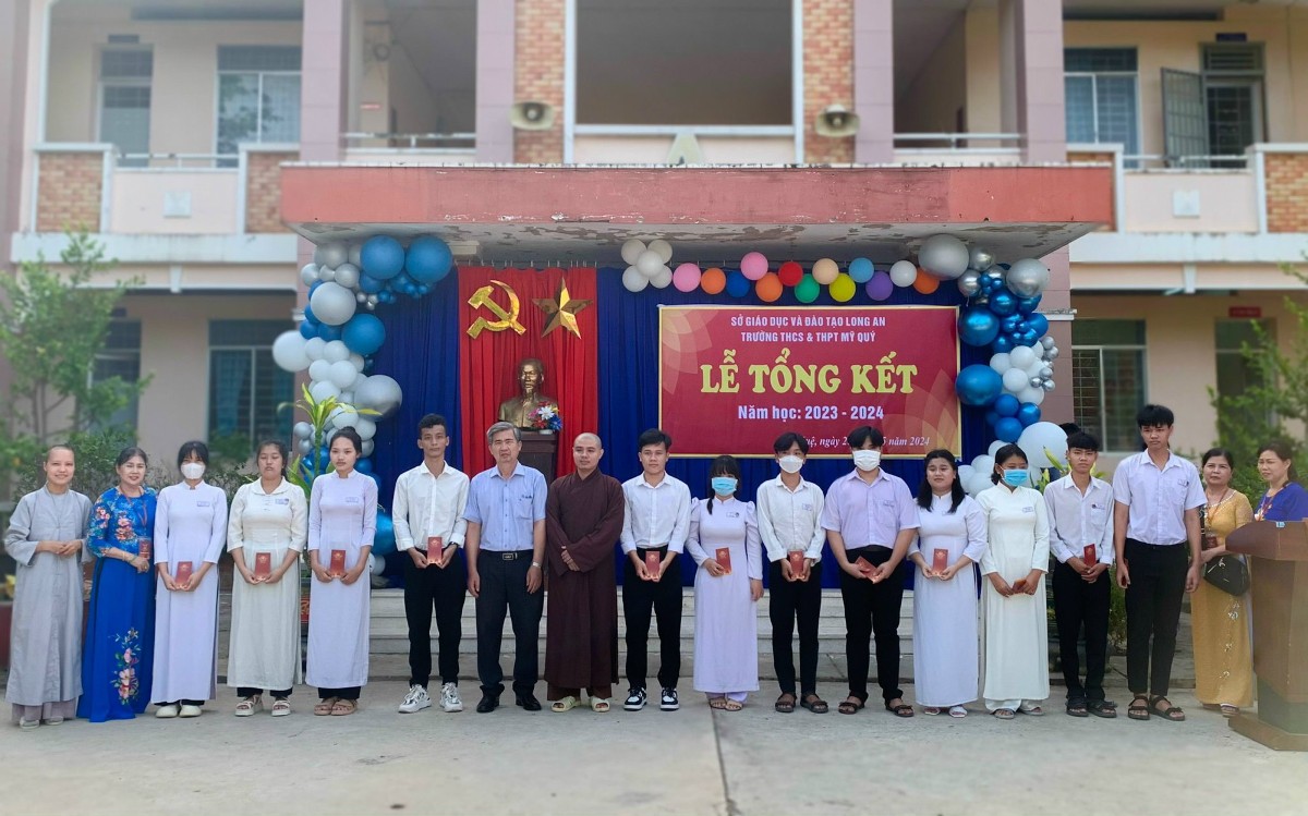 Quỹ thiện nguyện Vườn Sala trao học bổng cho các học sinh nghèo vượt khó